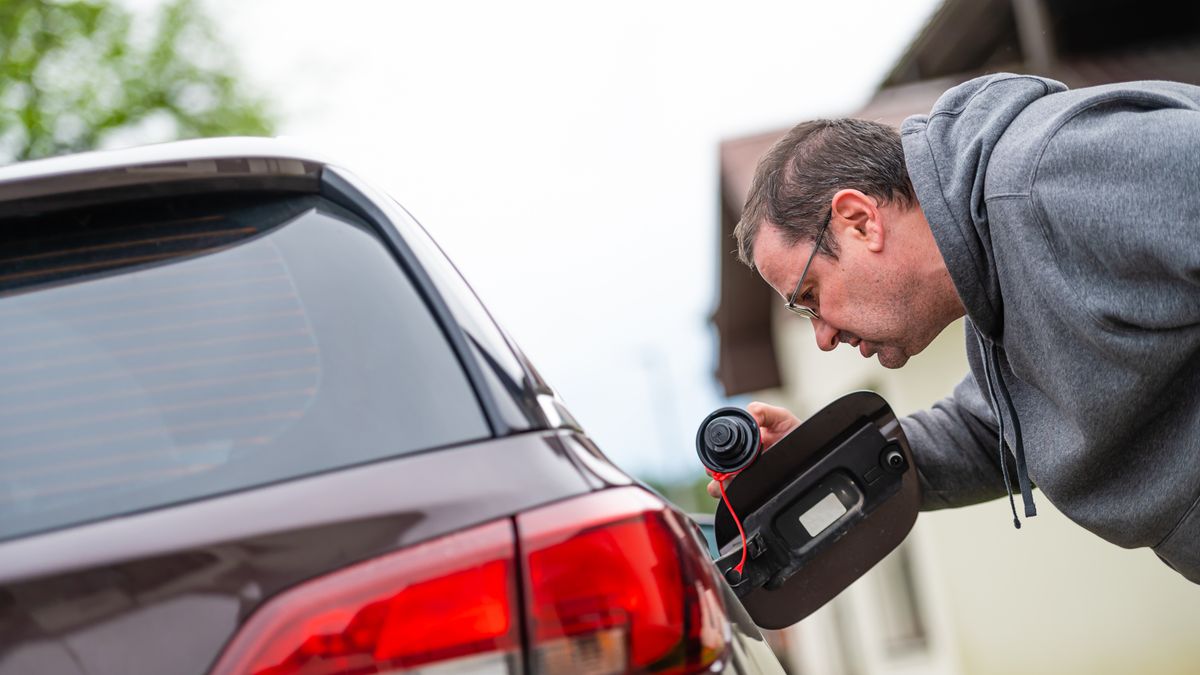 Ceny paliw kontynuują zjazd. Bezołowiowa 95 spadła poniżej 7 zł za litr
