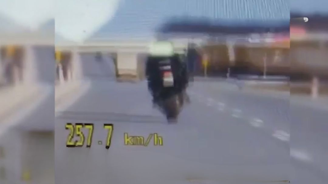 Motocyklista pomylił A2 z torem wyścigowym. Pędził 251 km/h bez prawa jazdy