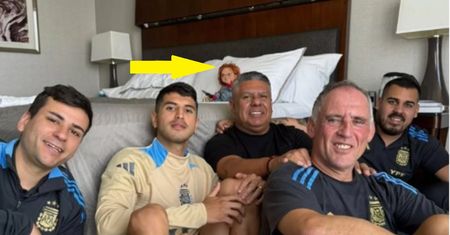 Laleczka Chucky w zespole Messiego. Wyciekło zdjęcie