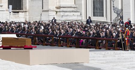 Uroczystości pogrzebowe w Watykanie. Padły słowa po polsku