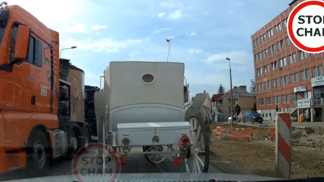 Konie musiały się czymś spłoszyć. Tak się zachowały!