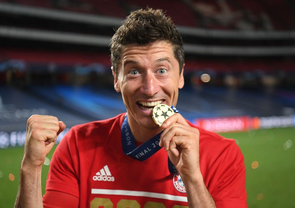 Robert Lewandowski "owinięty miłością". Tak szaleje na wakacjach