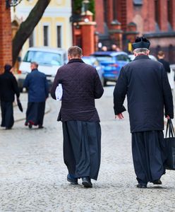 Ksiądz wszedł im do domu. Oniemiał, gdy zobaczył w kuchni