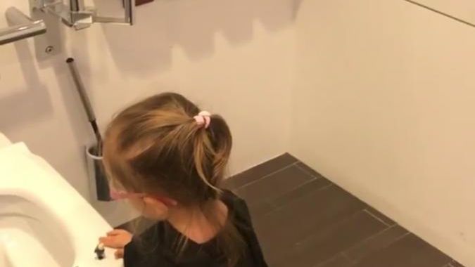 Dzieci nie powinny bawić się w toaletach publicznych