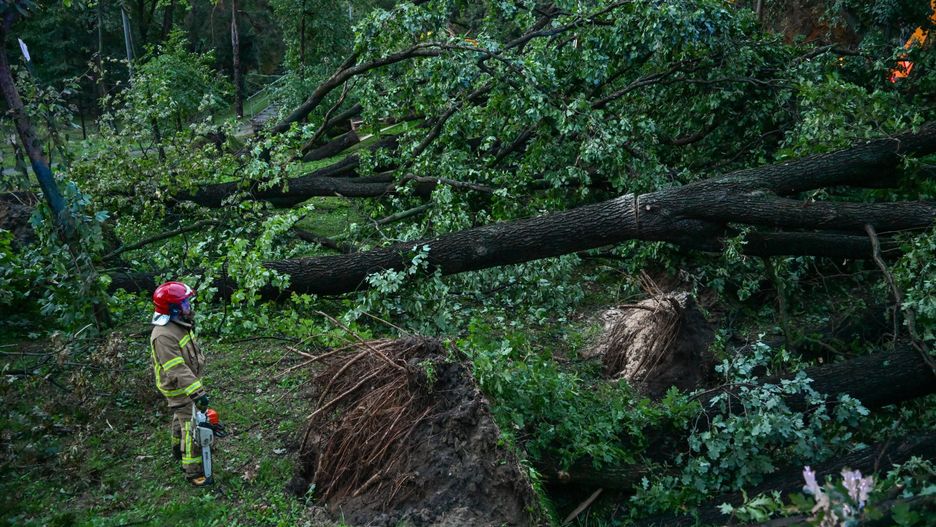 Zniszczenia po sobotniej burzy w Polsce