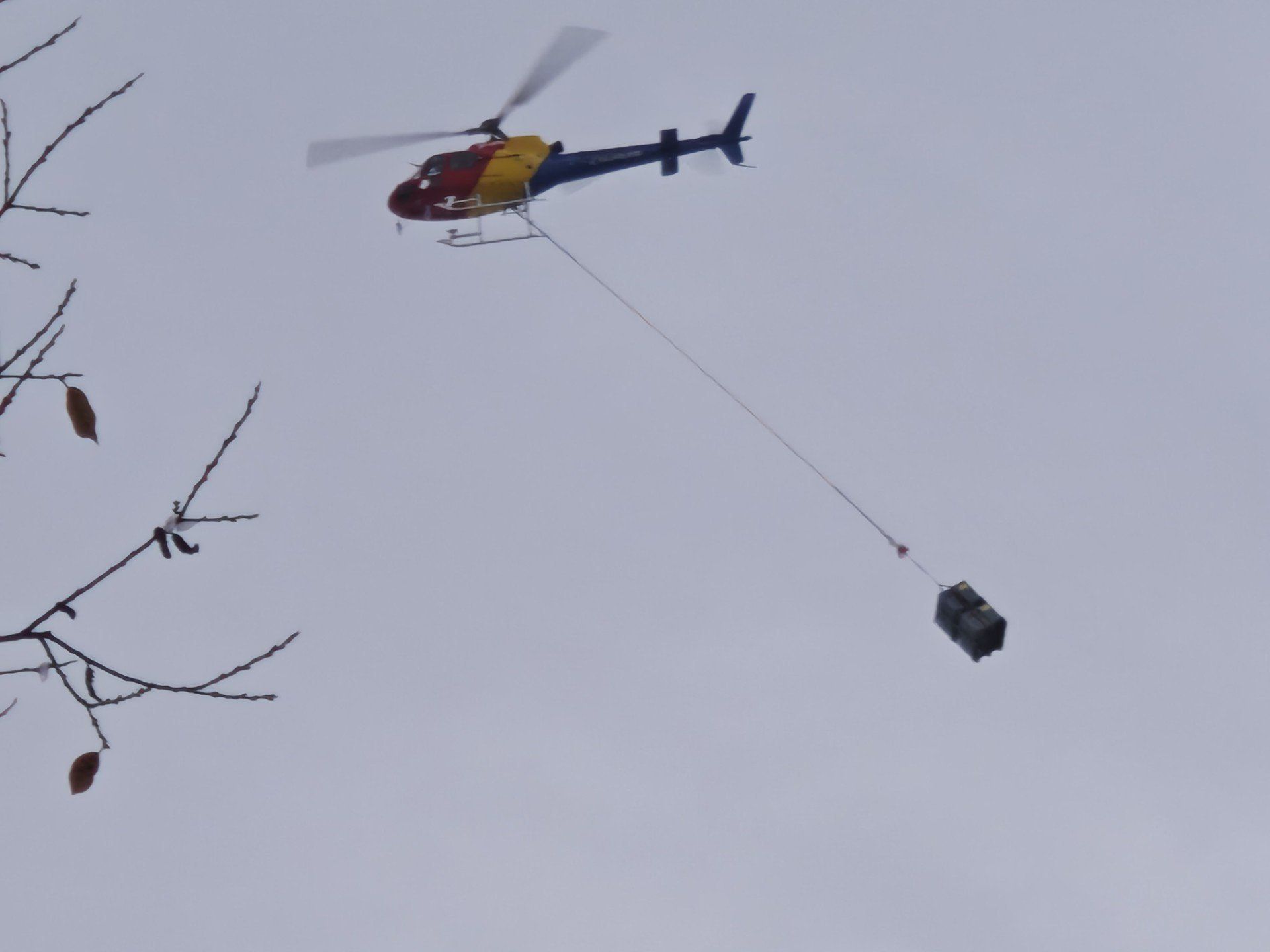 Awaryjny transport helikopterowy Valeo. Pojemnik spadł w lesie