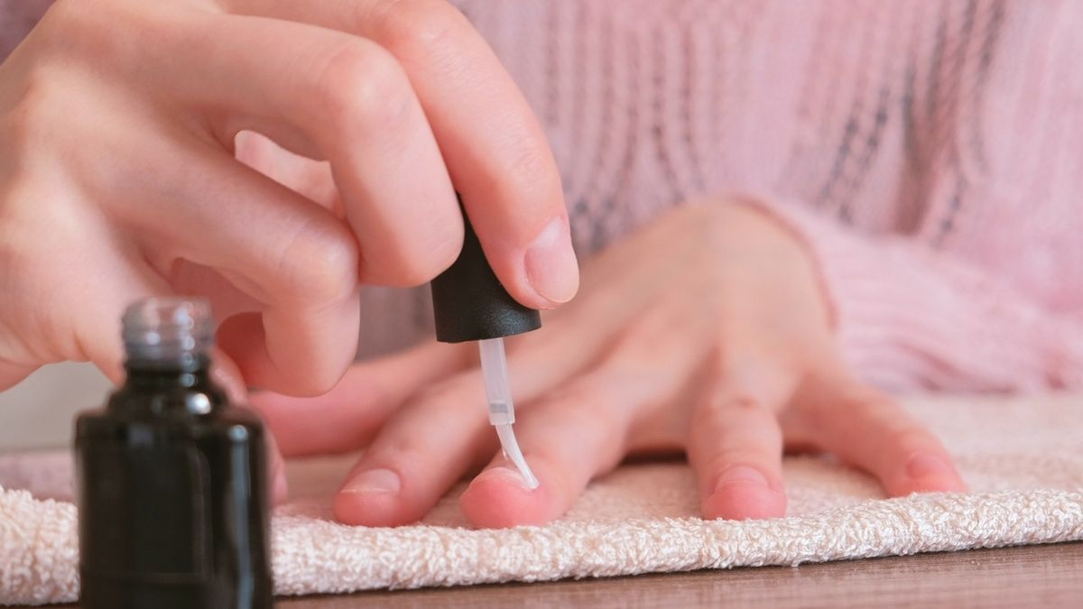 Primer kwasowy, tak jak i bezkwasowy, to produkt niezbędny do wykonania manicure hybrydowego, żelowego czy akrylowego.