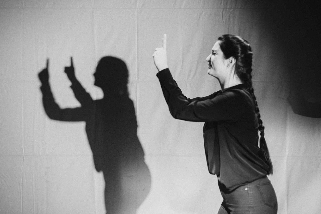 Łączy świat dźwięku ze światem ciszy. Jest jedną z niewielu tłumaczek PJM w regionie