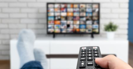 Platformy streamingowe w 2026. Jak wybrać model telewizora i system