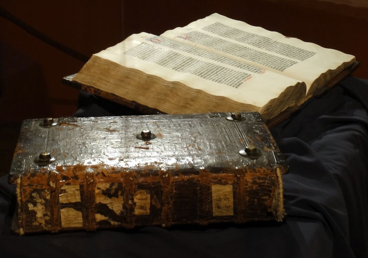 Dwa tomy tak zwanej Biblii z Pelplina 
