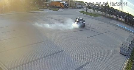 Kierowca BMW driftował na placu targowym. Gmina poszukuje wandala i publikuje nagranie z jego udziałem