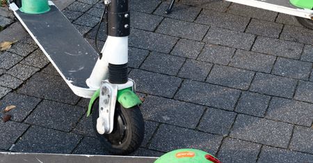 Złapała go grupa SPEED. Pędził hulajnogą elektryczną na czerwonym