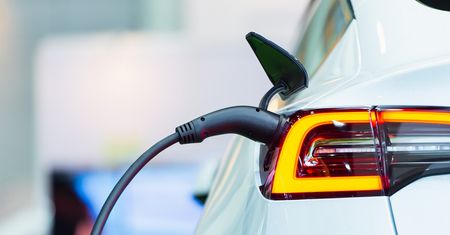 BYD: ładowanie w czasie zwykłego tankowania. Tesla ma powody do obaw?