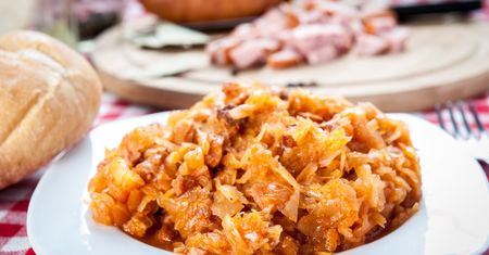 Obłędnie smaczny bigos bez kapusty. Zrobisz go w zaledwie 15 minut