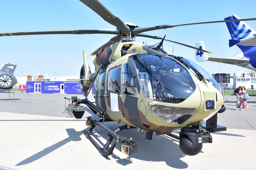 H145M z zainstalowanym uzbrojeniem w postaci wyrzutni FZ231. Z drugiej strony widoczny fragment zasobnika z karabinem maszynowym.
