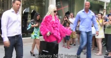 Lady Gaga w futrze w upalny dzień!