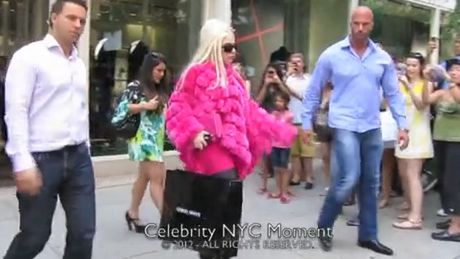 Lady Gaga w futrze w upalny dzień!