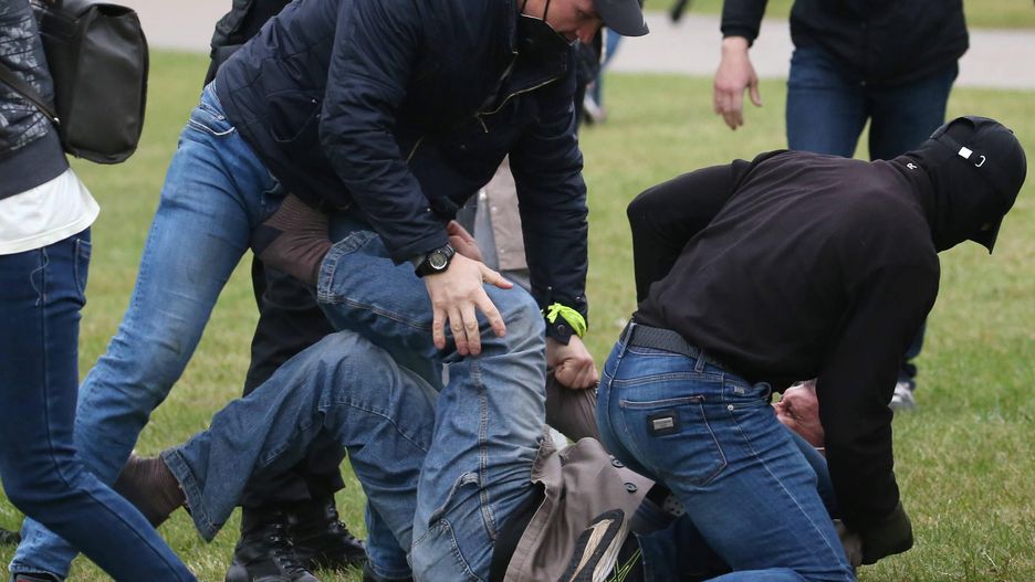 Białoruś. Kolejny dzień protestów w Mińsku. Milicja ostrzega przez głośniki o możliwości użycia siły, jeżeli demonstranci się nie rozejdą