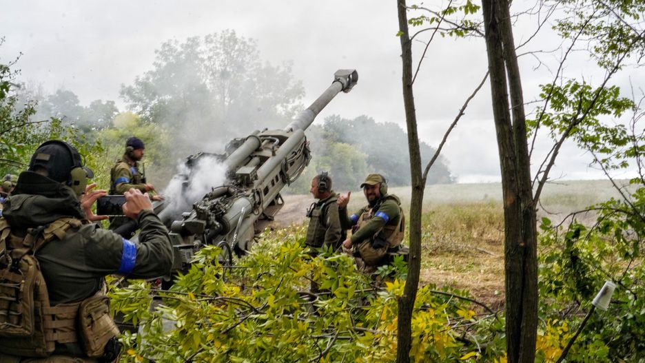 Obwód charkowski, Ukraina, 14.09.2022. Ukraińscy żołnierze podczas ostrzału rosyjskich pozycji przy pomocy haubicy ultralekkiej M777, 14 bm. na linii frontu w obwodzie charkowskim. Trwa inwazja Rosji na Ukrainę. (amb) PAP/Alena Solomonova