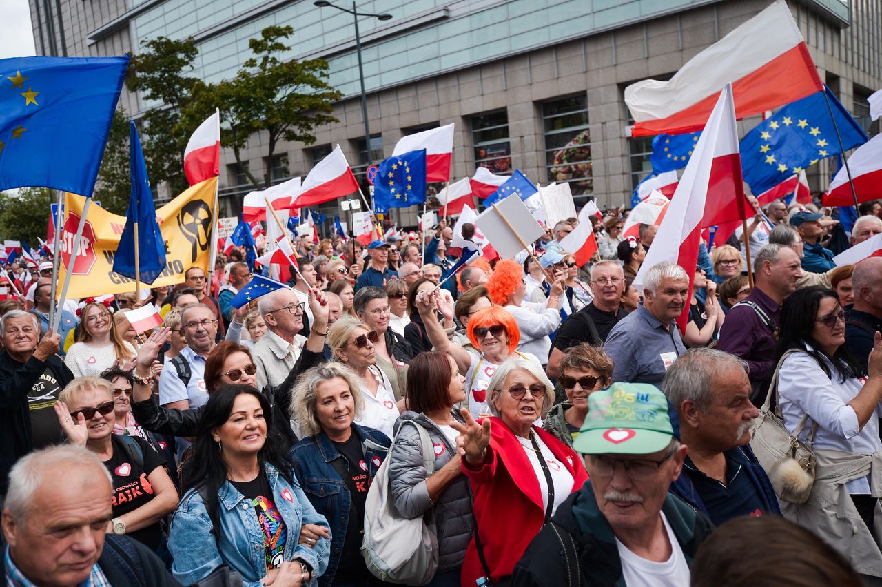 Polacy oceniają sytuację. Kto jest najbardziej zadowolony?