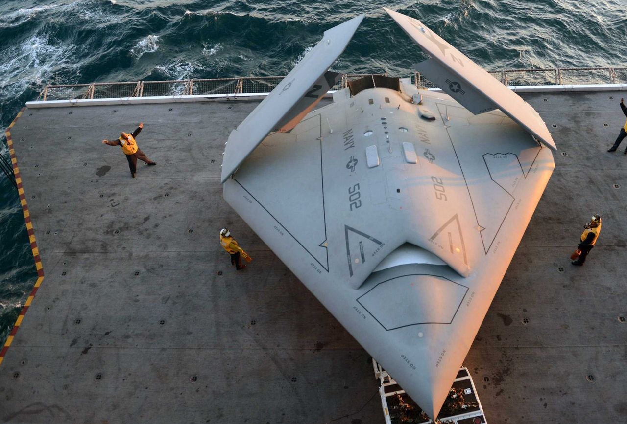 Dron X-47B na pokładzie lotniskowca USS "George H.W. Bush"