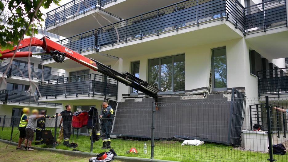 Warszawa. Na mężczyznę spadł balkon 