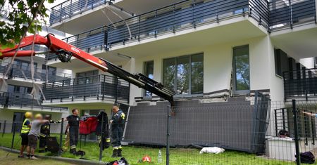 Warszawa. Wypadek na Białołęce. Na mężczyznę spadł balkon