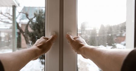 Ustaw tak klamkę okna. To ważne w sezonie grzewczym