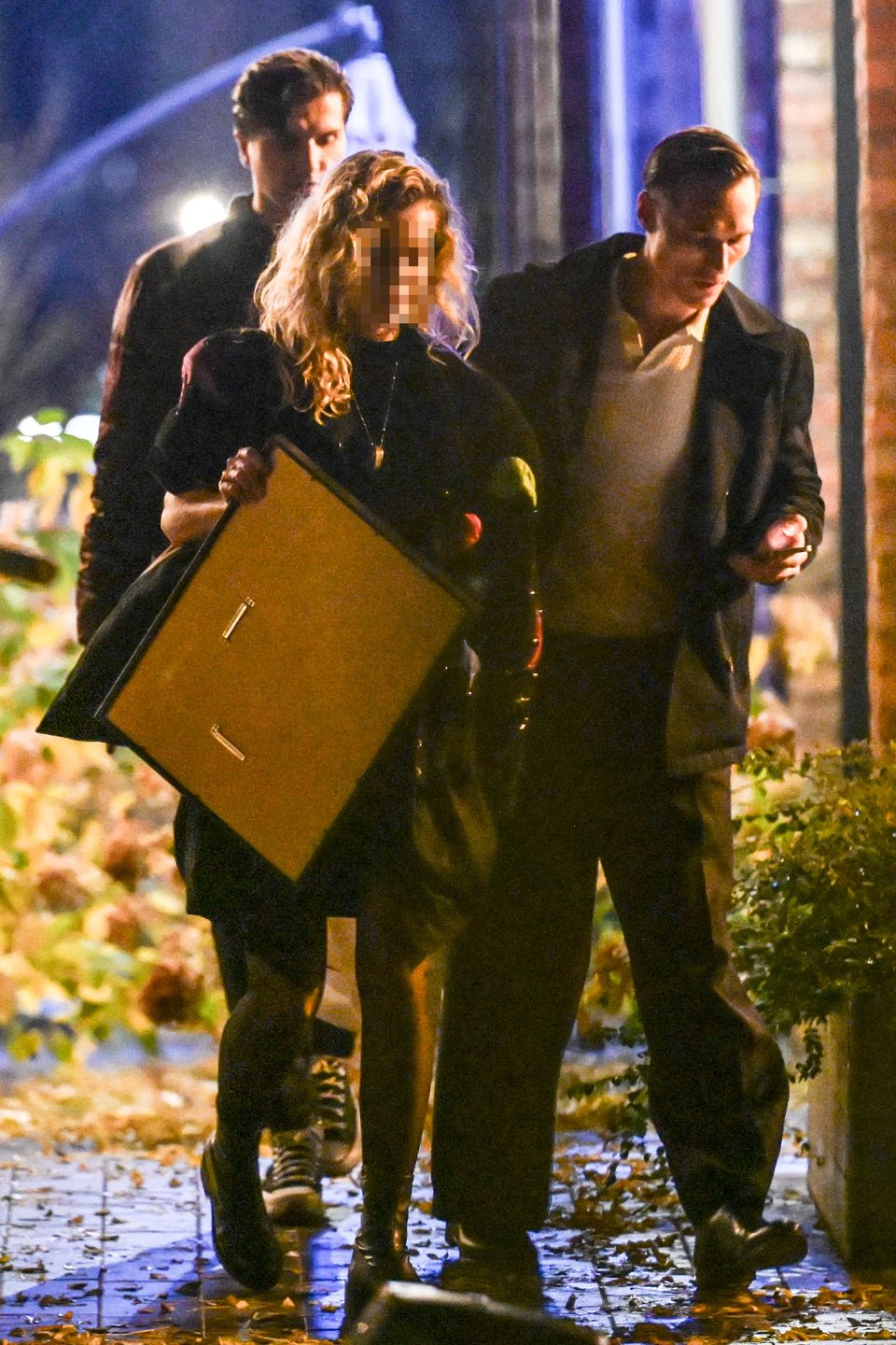 Maurycy Popiel całuje się z tajemniczą blondynką