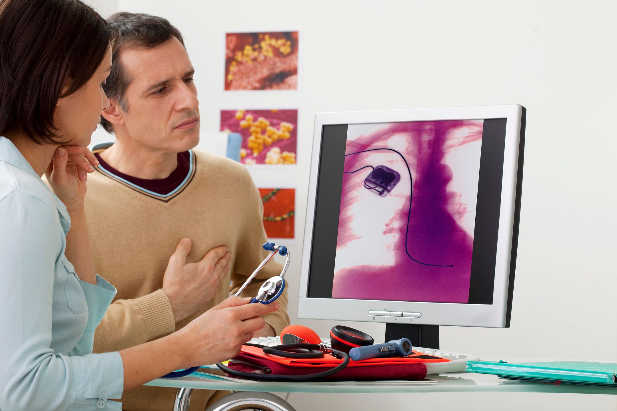 CARDIOLOGIE CONSULTATION HOMME
Figurants.
Sur l'écran, radiographie de pacemaker.
B. BOISSONNET / BSIP
40-50 ans, adulte, appareil cardio-vasculaire, cabinet, cabinet médical, cardiologie, coeur, consultation, écran, européen, examen, examen médical, généraliste, homme, humain, imagerie médicale, imagerie scientifique, implant, implant artificiel, mâle, masculin, médecin, médecine, pacemaker, patient, personne, personnel médical, professionnel de santé, radiographie, résultat, stimulateur, thorax, consultation, examination, medical examination, result, cardio-vascular system, heart, thorax, male, office, screen, patient, 40-50 years, human, person, adult, european, man, scientific imagery, medical imagery, radiography, implant, artificial implant, stimulator, pacemaker, medicine, cardiology, health professional, medical personnel, doctor, medical surgery, general practitioner
