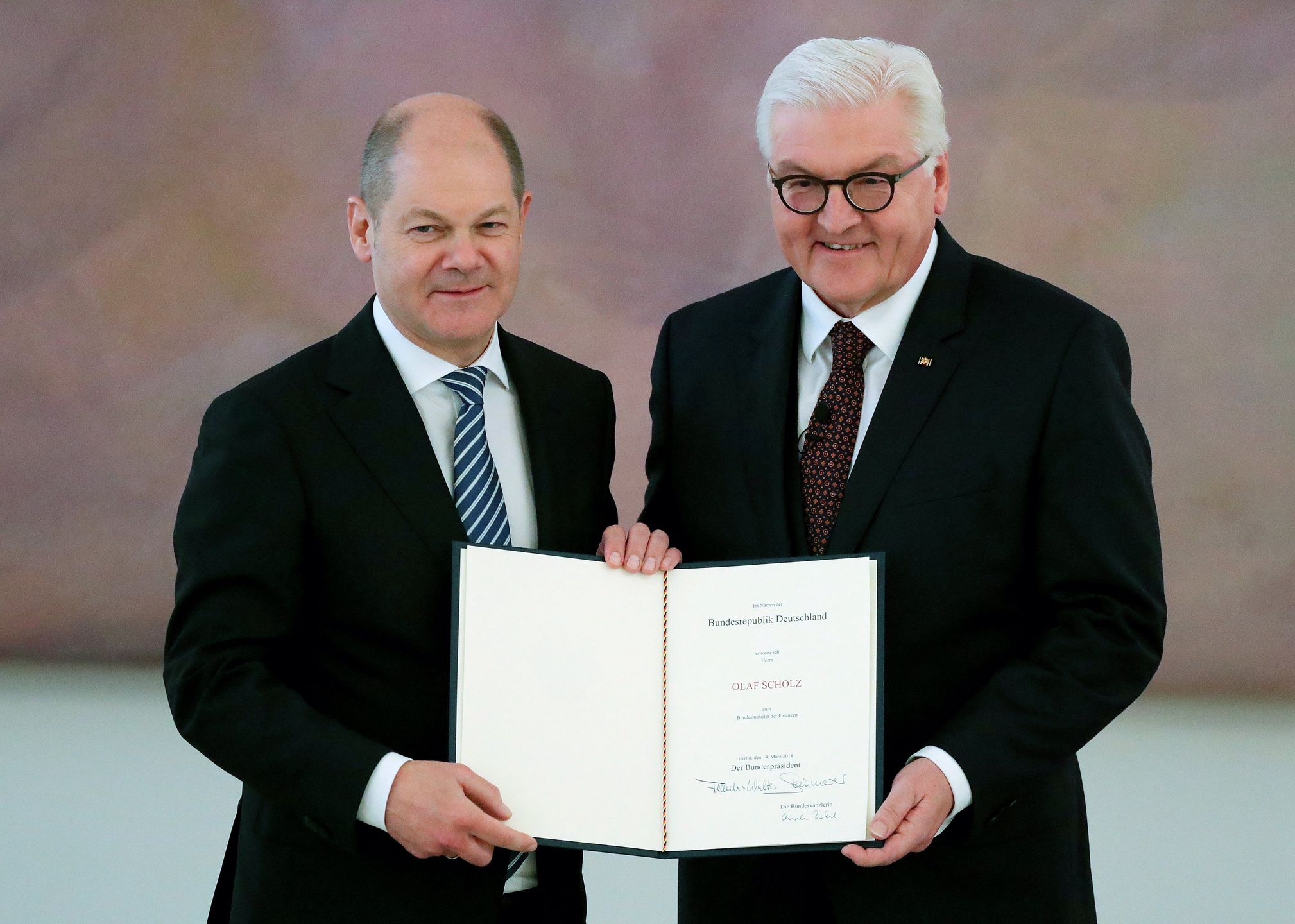 Appointment of German Cabinetepa06603033 Minister of Finance, Olaf Scholz (L) receives his certificate from German President Frank-Walter Steinmeier (L) during the appointment of the German Cabinet at the Bellevue Castle in Berlin, Germany, 14 March 2018. A coalition of Christian Democratic Union (CDU), Christian Social Union (CSU) and Social Democratic Party (SPD) forms the new German government.  EPA/ARMANDO BABANI 
Dostawca: PAP/EPA.ARMANDO BABANI