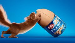 Wiewiórka-siłaczka w reklamie orzeszków Felix (wideo)