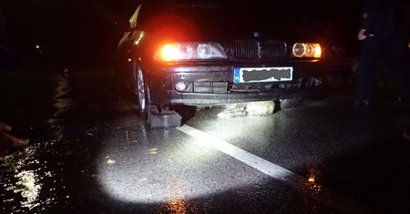 Dzik utknął pod samochodem