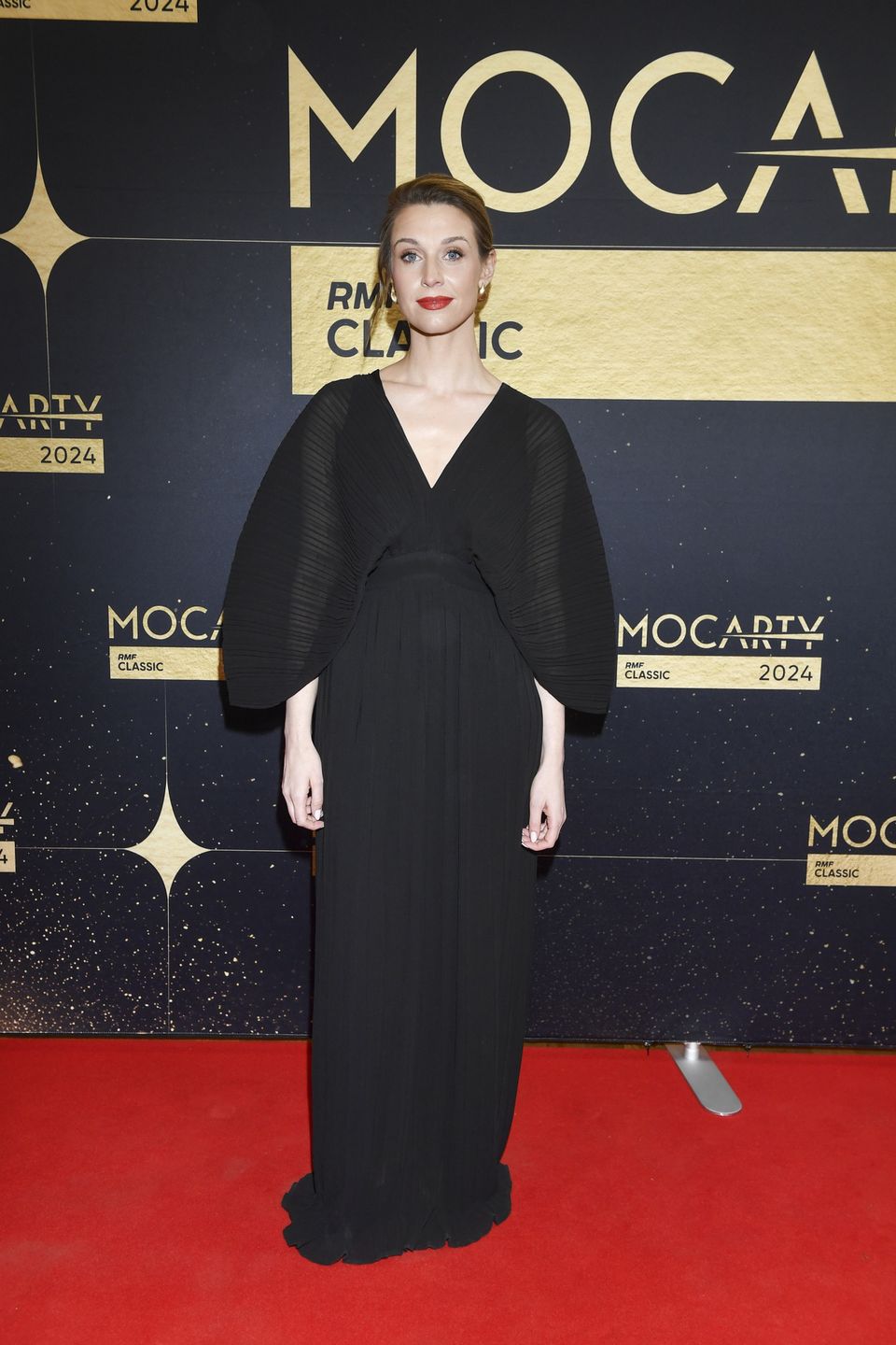 Julia Kamińska w czarnej kreacji wieczorowej 