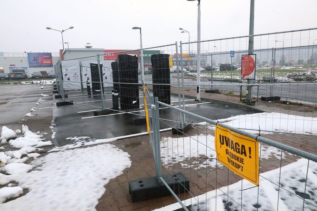 Legnica: Powstaje jedna z największych w Polsce stacji do szybkiego ładowania aut elektrycznych Tesla Supercharger. Będzie 12 stanowisk