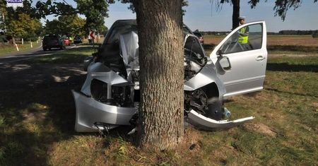 Zjechał na przeciwny pas i uderzył w drzewo. Pasażer zginął na miejscu