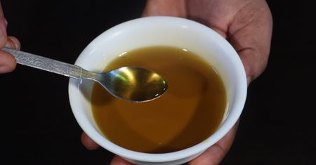 Twój organizm dosłownie błaga o ten olej. Wspiera serce i układ hormonalny
