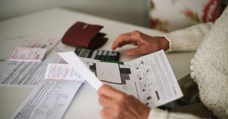Tyle emeryci potrzebują "na życie". Pada konkretna kwota