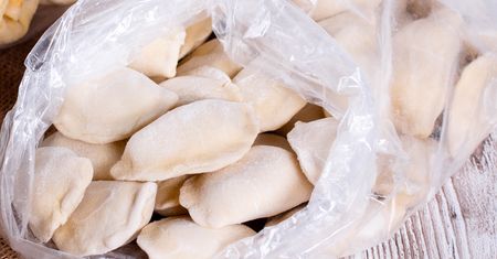 Surowe czy ugotowane? Mało kto wie, jak prawidłowo zamrozić pierogi na święta