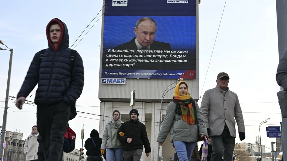 Putin wyg?asza or?dzie o stanie narodu
People walk past an electronic billboard on a building showing Russian President Vladimir Putin as he gives his annual state-of-the-nation address in Moscow, Russia, on Thursday, Feb. 29, 2024. (AP Photo/Dmitry Serebryakov)
Dmitry Serebryakov