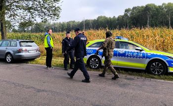 Podejrzany obiekt w polu. Sprawdzają, czy to zestrzelony dron