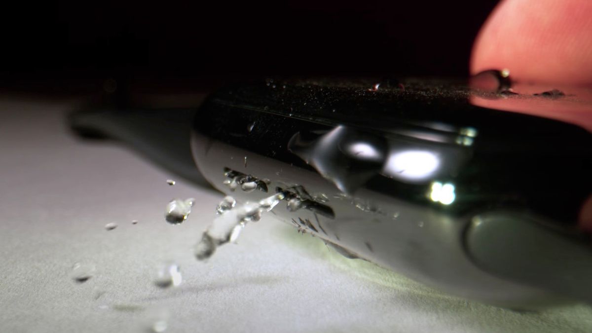 Tak Apple Watch "wypluwa" wodę. Zobacz wideo w slow-motion 1