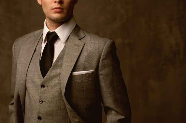 Zdjęcie mężczyzny w markowym garniturze pochodzi z serwisu Shutterstock