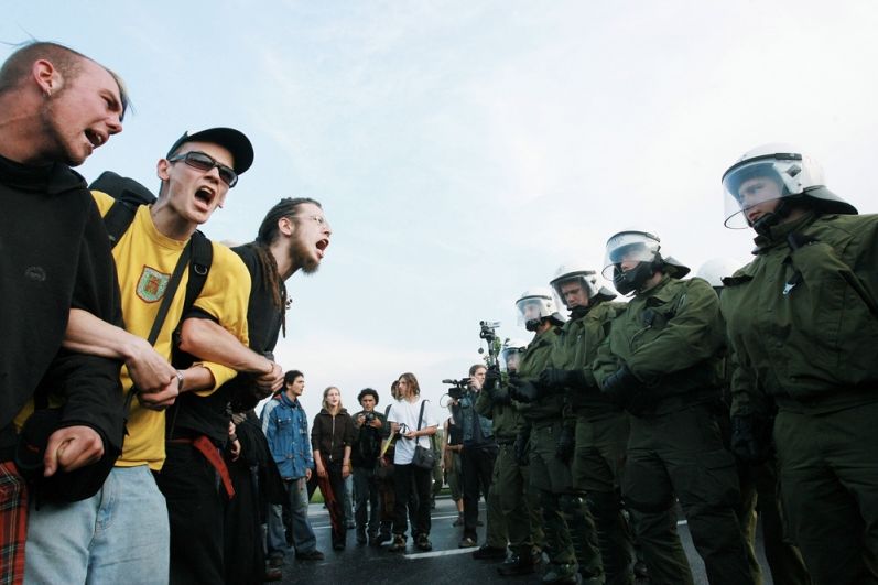 Zamieszki pomiędzy anty i alterglobalistami a niemiecką policją. Szczyt G8, okolice miasta Rostock, Niemcy 06.2007. Fot. Paweł Łączny