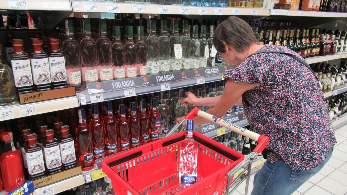 Stock Marek Bazak
Fot. Zofia i Marek Bazak/East News, 
Warszawa N/z zakupy w sklepie Carrefour, stoisko z alkoholem.
ZOFIA BAZAK
