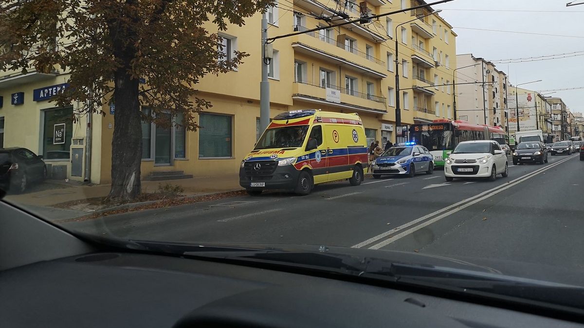 Kierowca autobusu ostro zahamował, pasażerka przewróciła się i doznała obrażeń