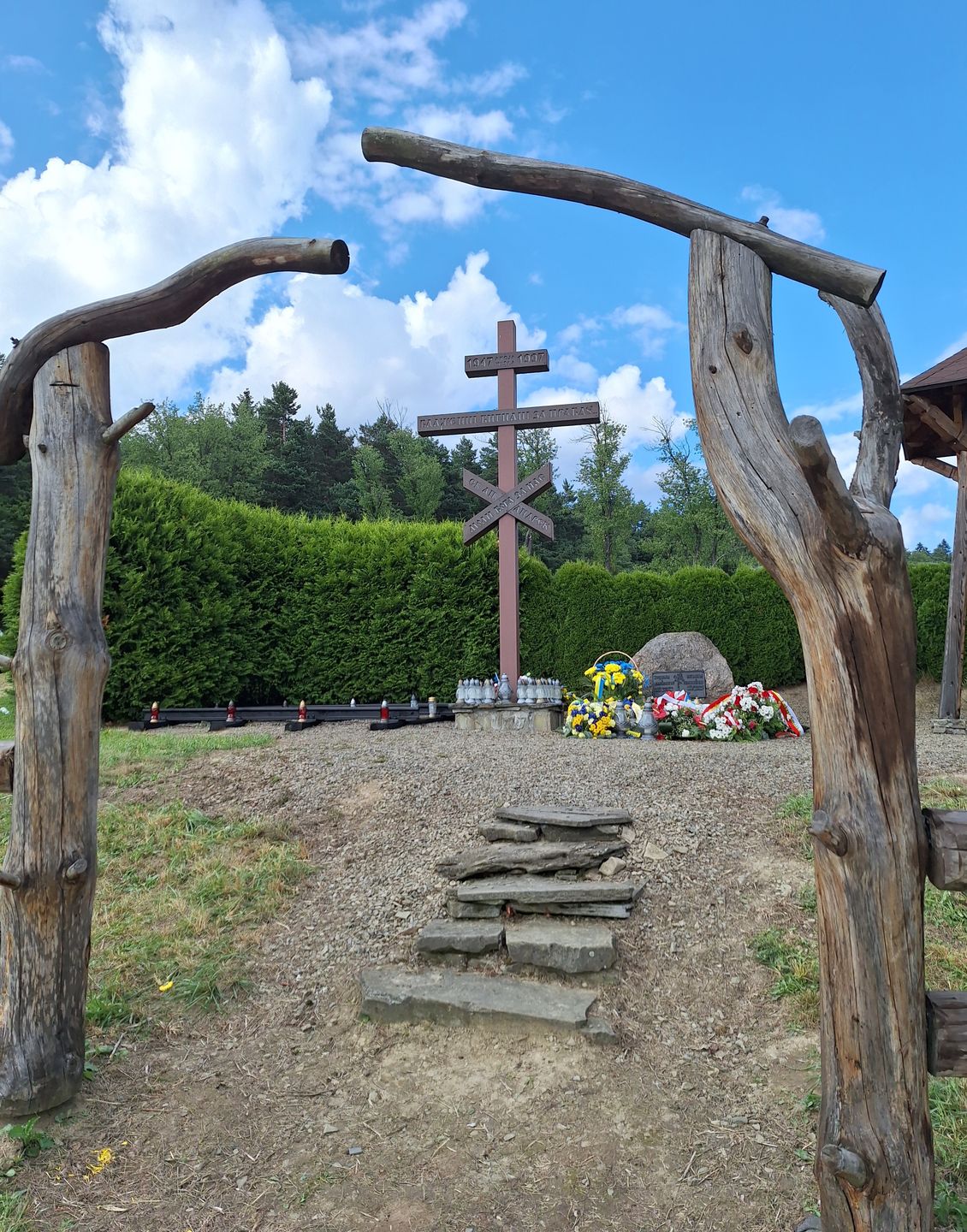 Na terenie Watry znajduje się miejsce pamięci ofiar przesiedleń