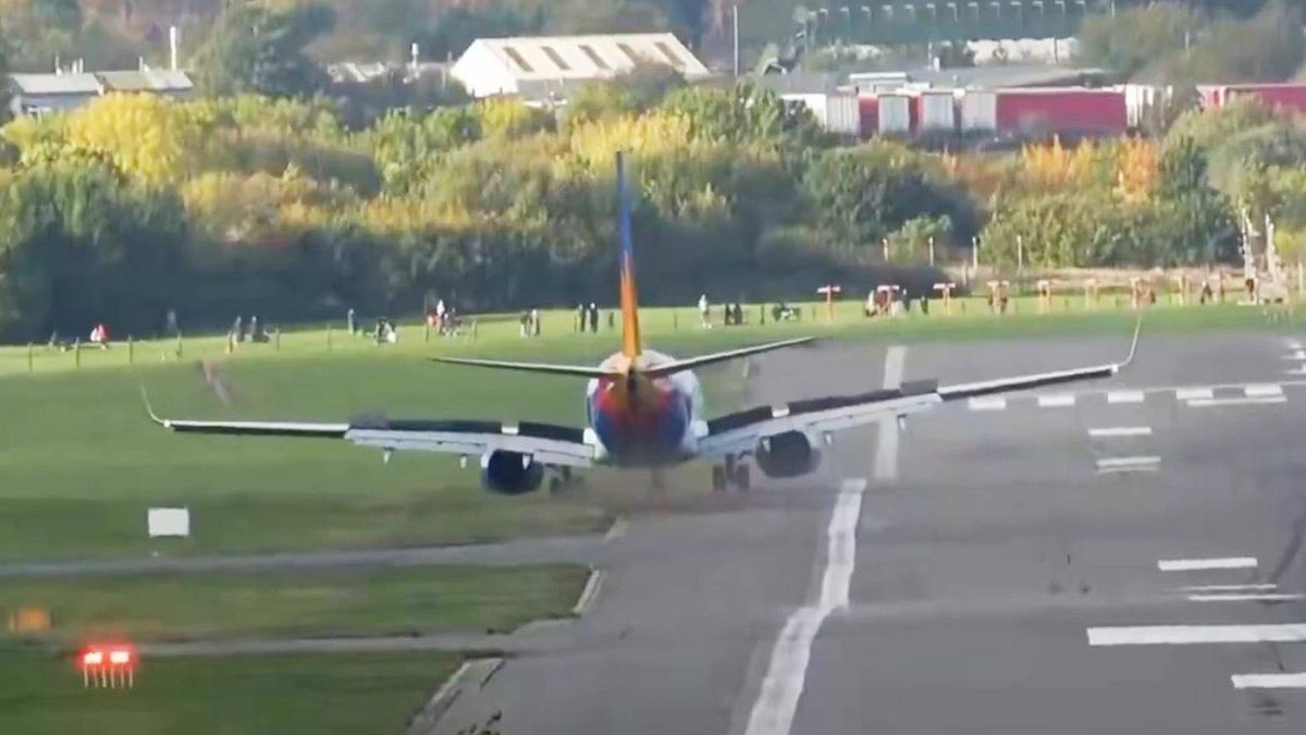 Moment zjechania samolotu linii Jet2 z pasa startowego