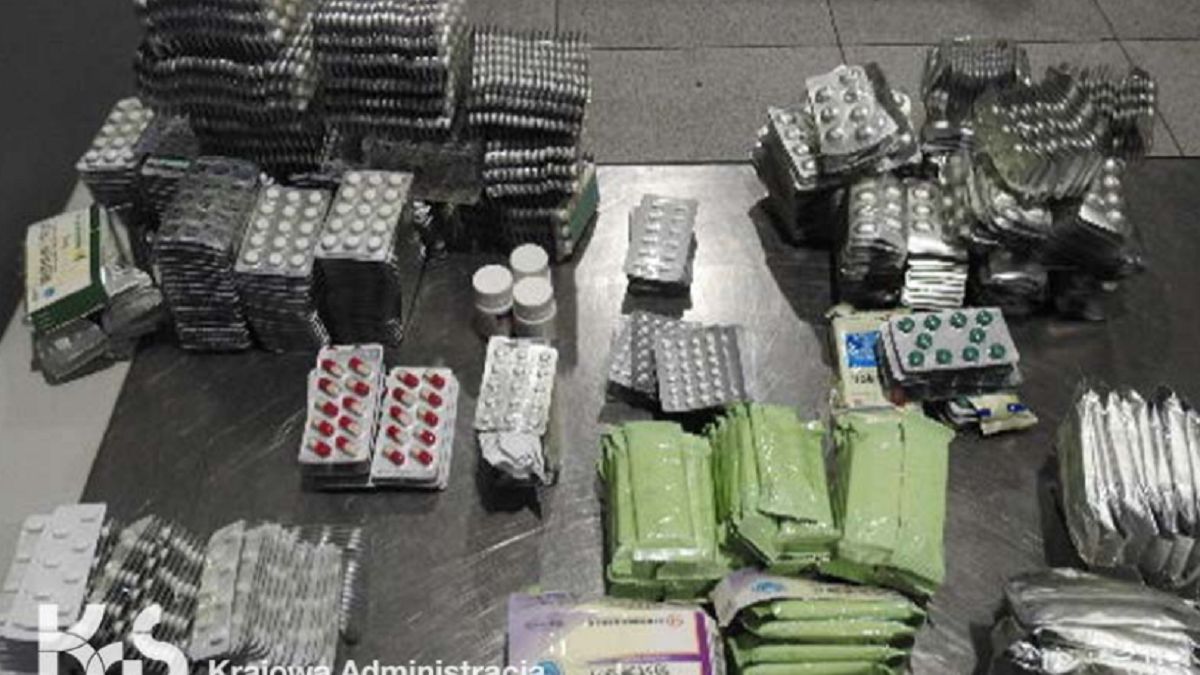 Nielegalne leki na warszawskim lotnisku 