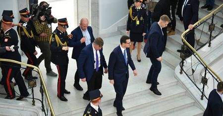 Gorąco w Sejmie. Morawiecki otoczony przez ochroniarzy